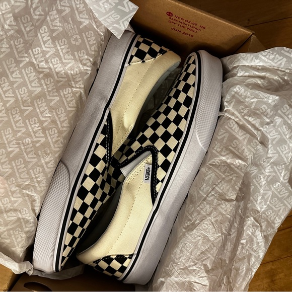 SOLD!!!! Vans off The Wall - Classic Slip-On Checkerboard Shoe - Picture 4 of 16